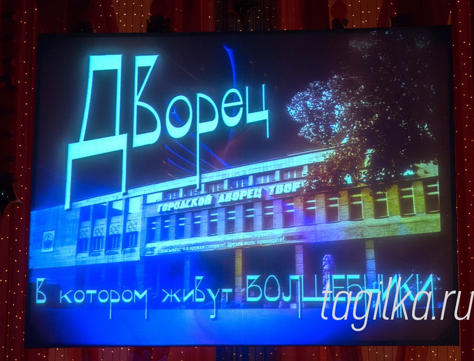 Дворец в котором живут волшебники!

Еще до начала праздника зал
был полон. Боковые проходы
обставили приставными сту-
льями, но и этого было недоста-
точно: зрители продолжали при-
ходить в течение всего концер-
та, рассаживаясь где придется.
Были здесь и семьи с совсем
маленькими детьми.