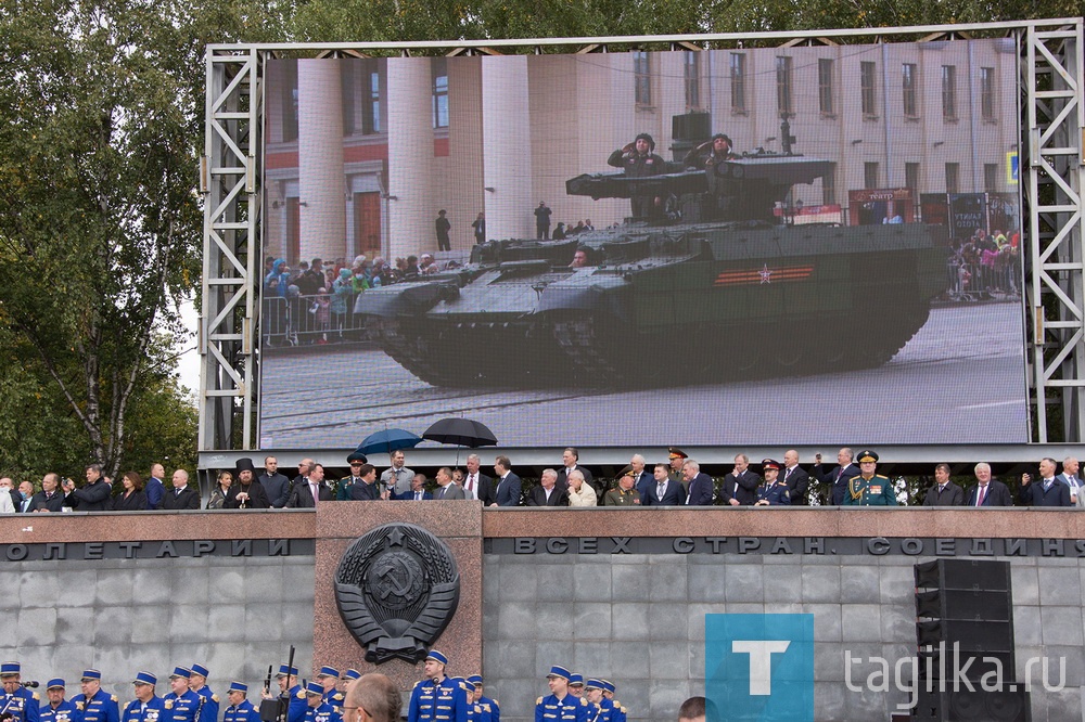 Шествием военной техники отметили тагильчане 100-летие отечественного танкпрома и 75-годовщину Победы в Великой Отечественной войне