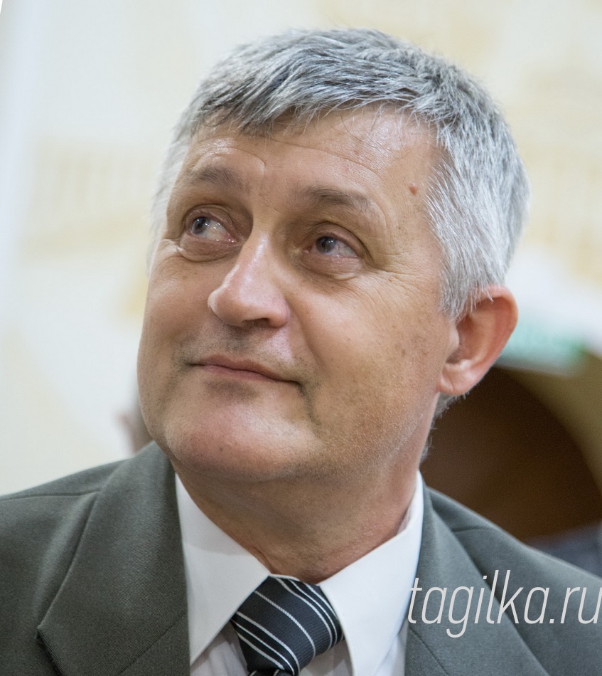 Александр Бакунов окончил политехнический институт в Перми. В Тагил приехал по распределению в 1983 году. Свой трудовой путь на НТМК начал с должности помощника мастера в цехе водоснабжения.
- У меня уже была семья. Почти сразу получили квартиру, устроили ребенка в садик – а это, по тем временам, было сделать не так-то просто, рассказывает Александр. - Тагил, как и комбинат, с годами сталиродными. Дети пошли по моим стопам. Старший сын тоже ра-
ботает на НТМК, в электроремонтном цехе, средний и младший учатся в институте на инженерных специальностях.