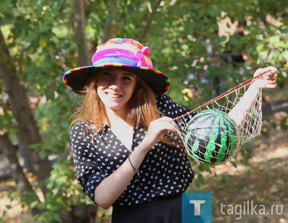 На одной из игровых площадок детям предлагали
забрасывать в сетки разноцветные мячи.