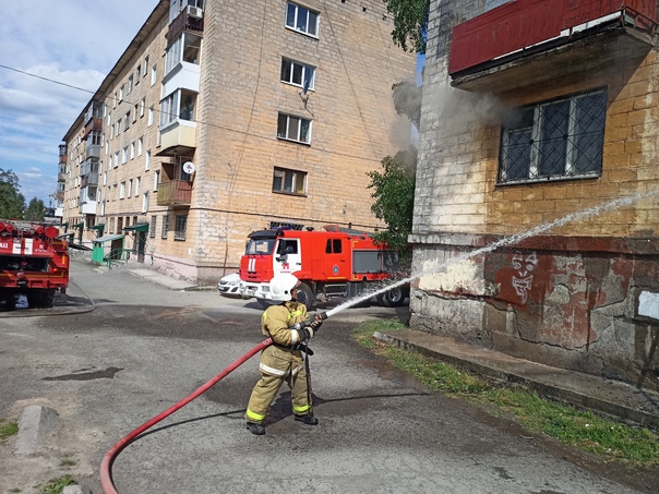 Сотрудники пожарной части тагильской ИК-6 потушили пожар в многоквартирном доме и спасли  двух человек