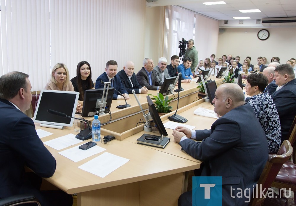 Лыжники, пловцы и гимнастки будут представлять Нижний Тагил на международных детских играх на призы олимпийских чемпионов в Казани.

Глава города Владислав Пинаев пожелал спортсменам успехов.

- Уверен, что тагильчане будут выглядеть достойно, - подчеркнул мэр. - Международные соревнования - прекрасная возможность проявить себя. Спортсмены уже вписали свои имена в историю города, но главные достижения у них впереди.

