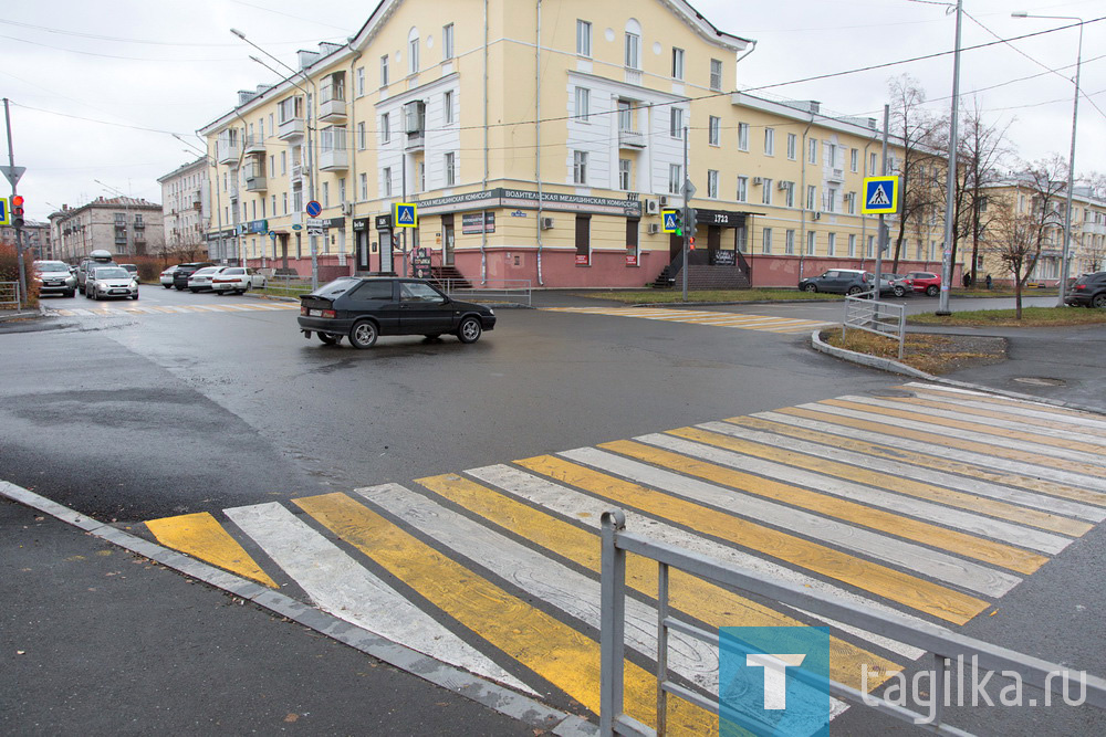 Сегодня специалисты обследуют улицы Карла Маркса в центре города и Индустриальную на Тагилстрое.
В этом году в рамках национального проекта «Безопасные и качественные дороги» в Нижнем Тагиле отремонтируют 16 объектов.
14 из основного списка готовы, два дополнительных - Октябрьский проспект и Коксовую подрядчики сдадут в ближайшие дни.
На Карла Маркса комиссия обнаружила незначительные замечания, связанные с восстановлением благоустройства прилегающих территорий.
Все недочеты подрядчик, ООО "Аэродромстрой", оперативно устранит.
После обеда специалисты отправятся на самый крупный объект «БКД-2021» - улицу Индустриальную.
Как отметил председатель комиссии Николай Новиков, погода благоприятствовала дорожникам, поэтому все уложились в установленные сроки.
Сезон можно признать успешным.

Татьяна Шарыгина
Фото Сергея Казанцева