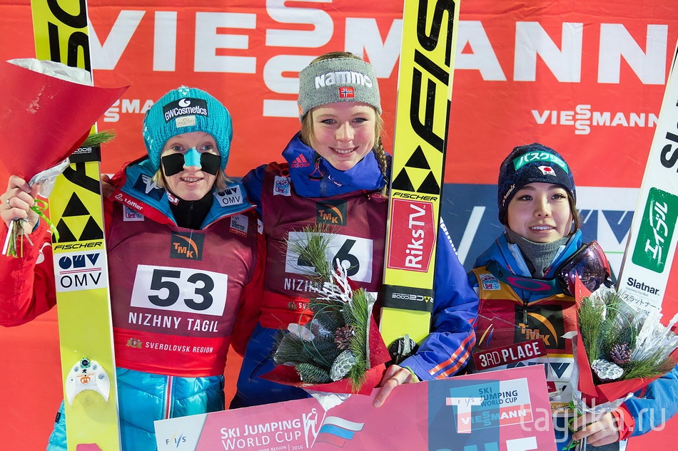 Первое место - 46 Lundby, Maren nor 91.5 108.4 95.5 121.2 229.6 
Второе место -  53 Iraschko-Stolz, Daniela aut 96.0 115.3 92.0 108.8 224.1 
Третье место - 56 Takanashi, Sara jpn 102.0 119.2 86.0 99.1 218.3

Пьедестал почета третьего этапа Кубка мира: победитель (в центре) - Марен Лундбю (Норвегия),
вторая (слева) - Даниэла Ирашко-Штольц (Австрия), третья - Сара Таканаси (Япония).