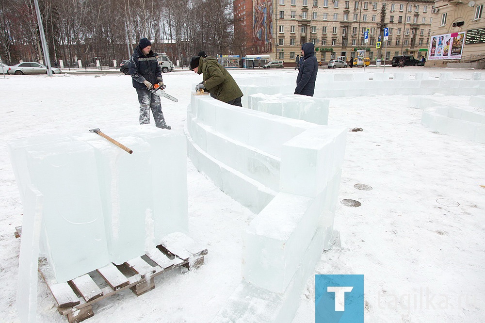 На Театральной площади приступили к строительству снежного городка