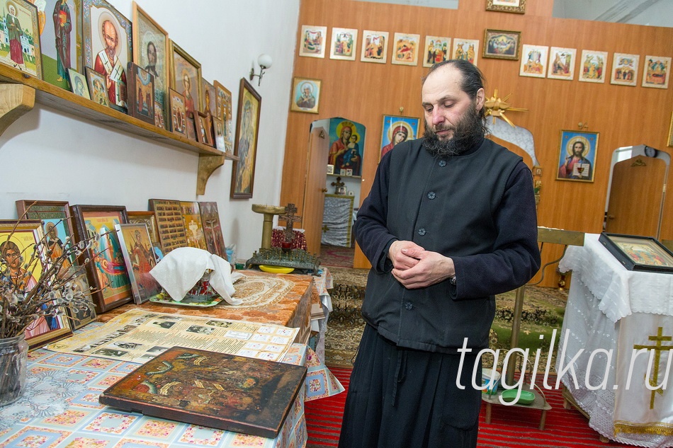 Висимоуткинск.Храм. Отец Сергий.

Когда наступит второе рождение храма – неизвестно.

– Только на отделку стен необходимо пять миллионов рублей, – говорит отец Сергий. – Благотворительный фонд «Пульс Родины» занимается поиском средств на эти цели, но шаги удается делать небольшие. В прошлом году благодаря помощи Уралвагонзавода и пожарной охраны на главном приделе была установлена башенка – практически точная копия той, что была разрушена в советское время.

Восстановление иконостаса и внутреннего убранства храма – тоже непростая задача. Сейчас здесь в основном иконы, распечатанные из Интернета. Есть, правда, несколько старинных, потемневших образов, историческую ценность которых еще предстоит определить. Среди них – икона Пресвятой Богородицы Всех Скорбящих Радость, которую принесла в дар храму прихожанка. Эта икона досталась ей от прабабушки.
