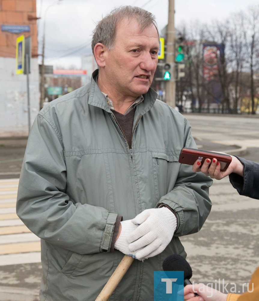 - К сожалению, погода не дала возможности провести субботник чуть раньше, планировали уборку в конце апреля, поэтому сегодня решили ударно поработать, рассказал Вячеслав Мещеряков, директор центра по работе с ветеранами. – Ветераны – люди ответственные и всегда готовы помочь городу стать чище. 

Ольга Полякова
Фото Сергея Казанцева