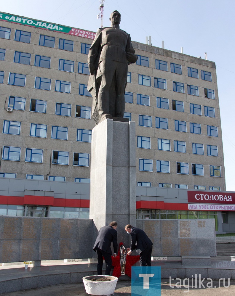 Глава Нижнего Тагила Владислав Пинаев возложил венки к памятникам горожанам, воевавшим в годы Великой Отечественной войны