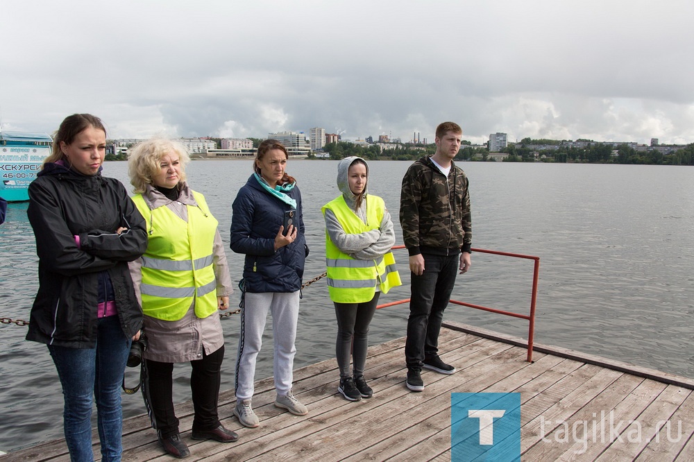 С начала лета в Свердловской области на водоемах утонули 10 человек, из них четыре ребенка. Все дети находились у воды без присмотра взрослых. На сегодняшний день в регионе проверку спасателей прошел только один пляж в Новоуральске, где можно отдыхать безопасно. Купание в других местах небезопасно для жизни и здоровья.

Однако запреты останавливают далеко не всех. Из-за прохладной погоды отдыхающих у водоемов Нижнего Тагила практически нет. Но июль, по прогнозам, будет жарким. Некоторые горожане не откажут себе в пикниках на берегу пруда.