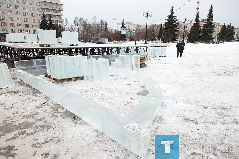 На Театральной площади приступили к строительству снежного городка