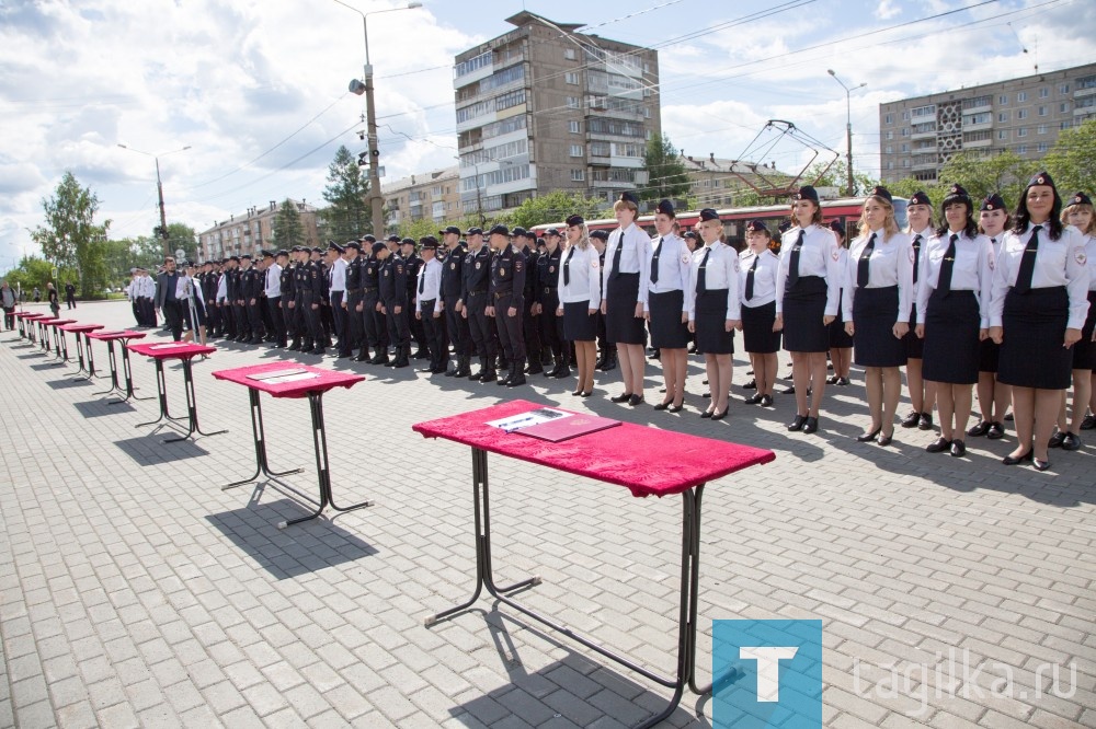 В Нижнем Тагиле 148 молодых полицейских торжественно принесли присягу
Все они – выпускники Центра профессиональной подготовки ГУ МВД России по Свердловской области. Молодые сотрудники будут нести службу по всему региону. 37 человек останутся в Нижнем Тагиле.

Начальник Управления по работе с личным составом, полковник внутренней службы Владимир Тиряев отметил, что торжество совпало со 100-летием Главного Управления МВД РФ по Свердловской области.

- Служба в органах внутренних дел требует полной самоотдачи, - сказал Владимир Тиряев. - Хотелось, чтобы на протяжении всех своих лет службы помнили, когда вы перед своими товарищами, как приносили присягу на верность Российской Федерации и ее народу.
Глава города Владислав Пинаев поздравляя молодых сотрудников, пожелал выдержки, терпения и самообладания.

- Ваша служба – это большая ответственность не только перед самим собой, но и перед жителями города, - заявил мэр.

начальник Межмуниципального управления МВД России «Нижнетагильское» полковник полиции Ибрагим Абдулкадыров добавил:

- Главная и основная задача нашей службы – защита жизни и здоровья граждан.

Лучших слушателей центра подготовки наградили благодарственными письмами.

После торжественного принесения присяги на площади Славы прошли показательные выступления специальных подразделений ГУ МВД РФ по Свердловской области и концертная программа.
