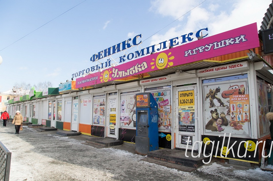 Торговый комплекс «Феникс».

Другая картина ждала мэра на территории универсального рынка «Феникс». Кардинальных изменений во внешнем облике объекта за последние годы он не увидел.