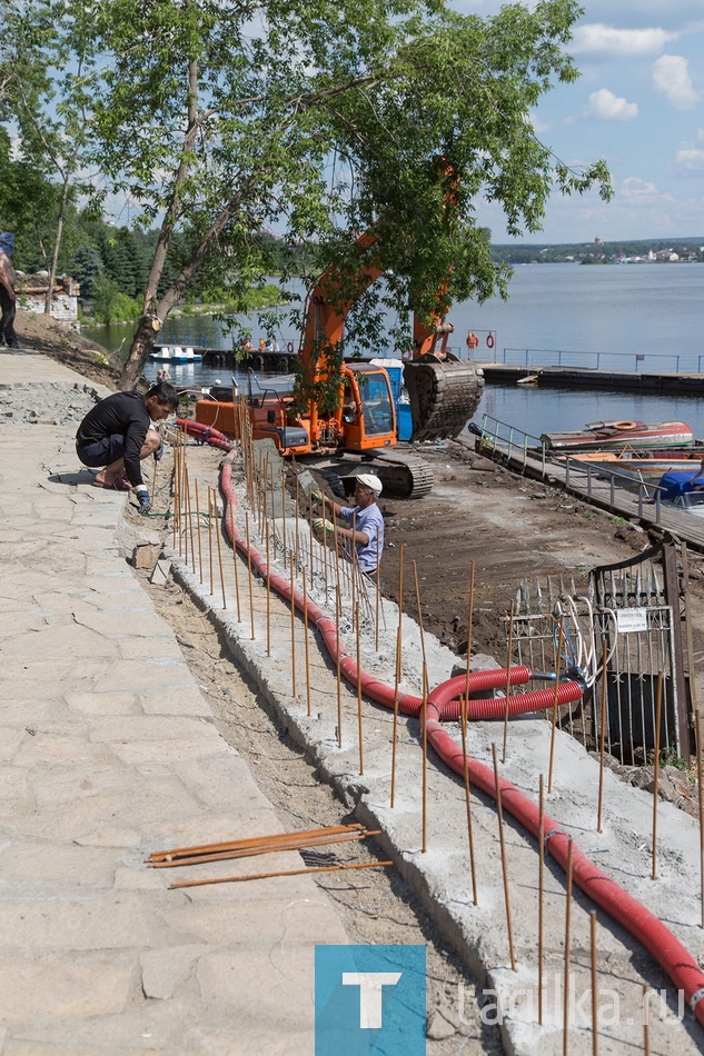 Сейчас основной фронт ра-
бот - парапеты у входа в музей-
заповедник. Бетонное основа-
ние еще крепкое, на него за-
крепили новый металлический
каркас, сверху облицовывают
гранитной плиткой. 