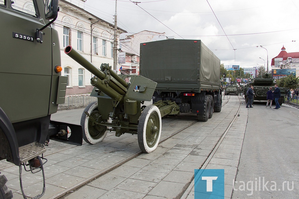 Все готово к началу прохождения военной техники по главной улице города