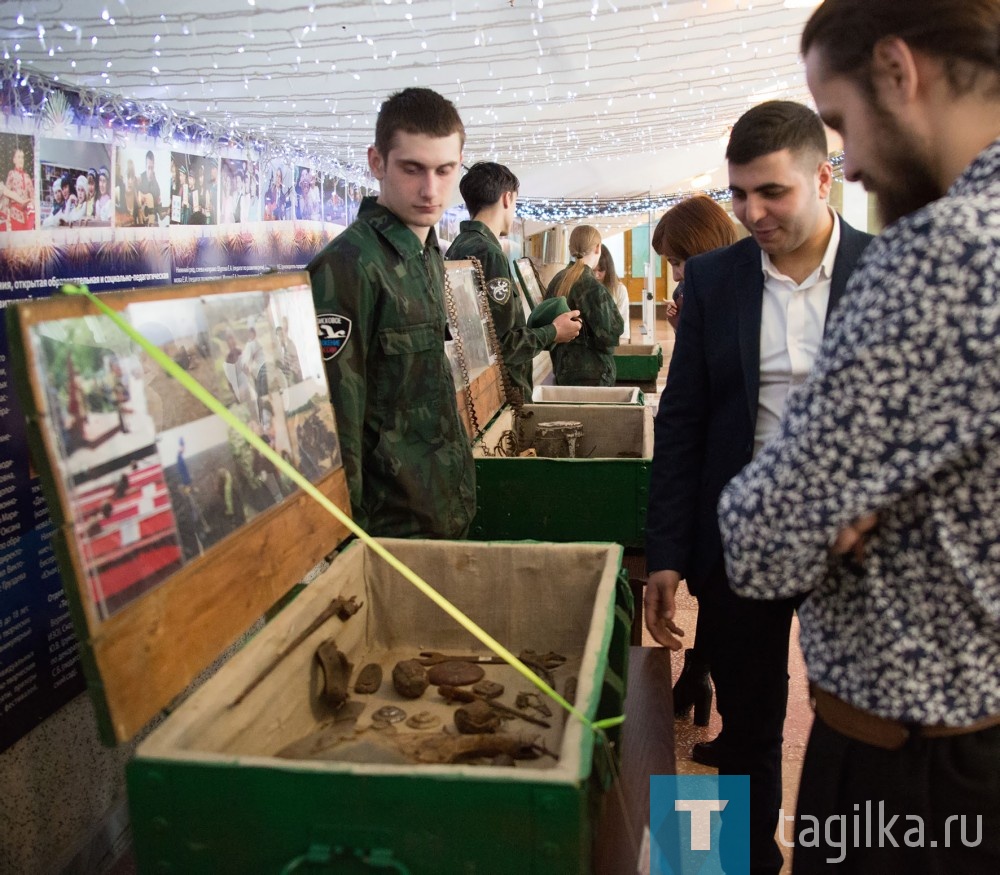 В фойе  была организована выставка экспонатов – касок, личных вещей солдат второй мировой войны, деталей оружия и многого  другого, того, что поисковики находили во время раскопок на местах боев Великой Отечественной. А на сцене звучали песни и торжественные речи.