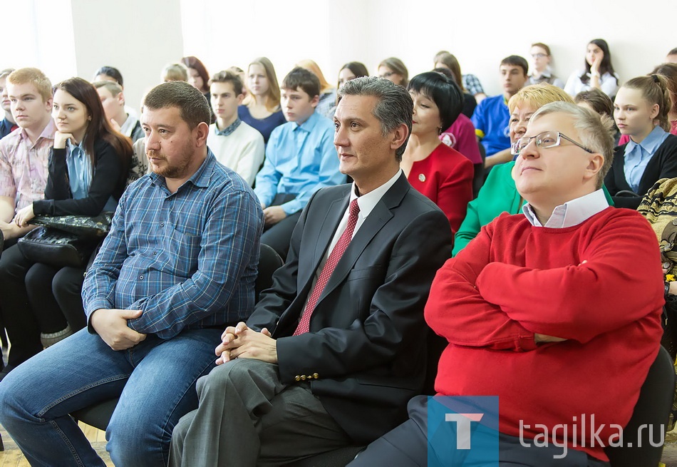 ема для исследования - кто
они, настоящие коренные та-
гильчане? Потомки манси или
тех крепостных крестьян, ко-
торых привезли Демидовы?
Правнуки ссыльных и репрес-
сированных, не по своей воле
оказавшихся в Нижнем Таги-
ле? Внуки приехавших со всей
страны строителей Уралвагон-
завода или эвакуированных в
годы Великой Отечественной
войны ленинградцев, москви-
чей, харьковчан?