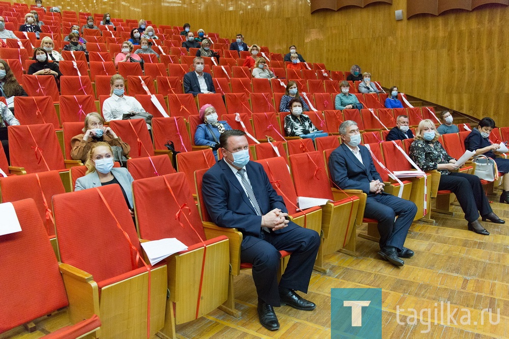 В общественно-политическом центре состоялись публичные слушания по исполнению бюджета за 2019 год