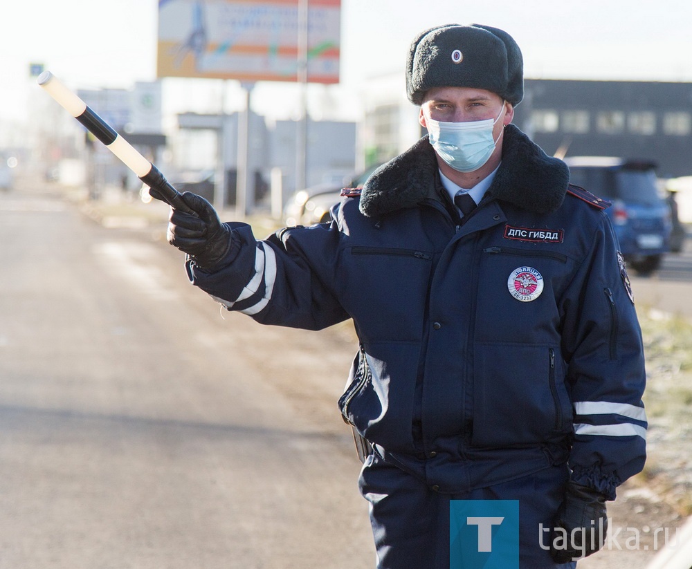 Инспекторы ГИБДД обращают внимание на соблюдение масочного режима в общественном транспорте. Полицейский может остановить автобус и зайти, чтобы убедиться, что все пассажиры надели СИЗ. В случае отсутствия маски пассажир должен покинуть транспорт. Во время рейда на Черноисточинском шоссе, неподалеку от пересечения с Октябрьским проспектом, за час проехало больше десятка автобусов и маршруток. Все пассажиры и водители были в масках. Обычно лица пассажиров видно издалека, поэтому транспорт часто даже не останавливают. Инспекторы уточнили: сейчас нарушителей мало, хотя они все еще встречаются.

Алексей ЧЕРНОМЫРДИН
ФОТО СЕРГЕЯ КАЗАНЦЕВА