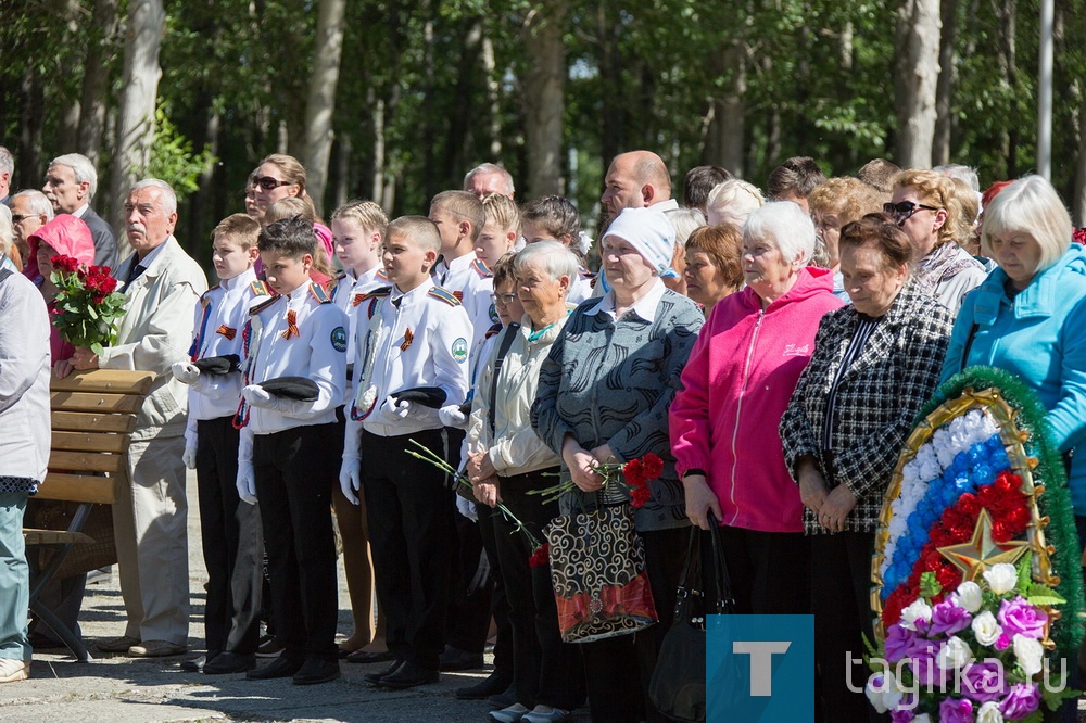 78 лет назад началась Великая Отечественная война.   1418 дней продолжался боевой и трудовой подвиг советского народа.   В День памяти и скорби на мемориале центрального кладбища Нижнего Тагила  собрались представители разных поколений: ветераны, работник