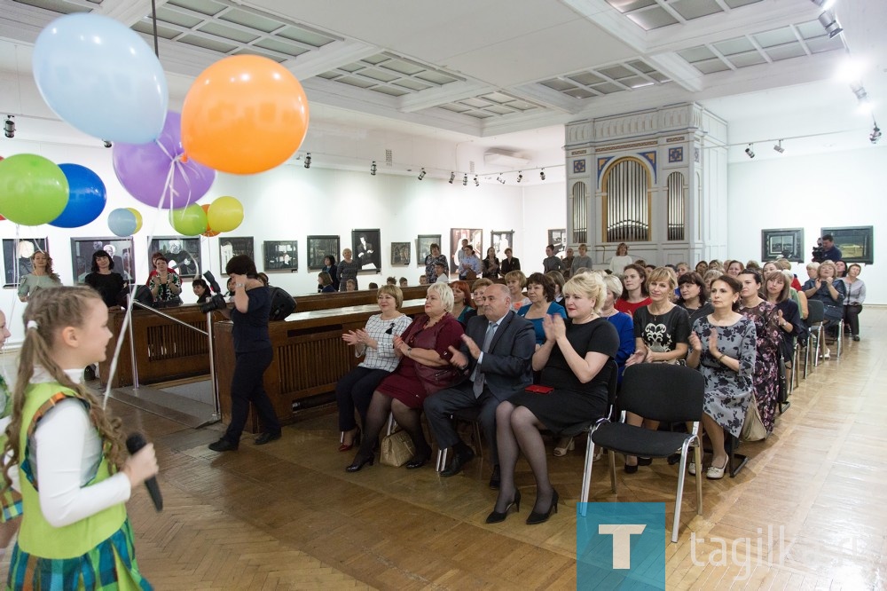 Заместитель главы администрации города по социальным вопросам Валерий Георгиевич Суров, приветствуя коллег (он сам в прошлом учитель и считает, что бывших педагогов не бывает) пожелал им добра, тепла, любви маленьких подопечных. Вице-мэр вручил лучшим тагильским воспитателям Почетные грамоты Министерства образования и науки Российской Федерации.