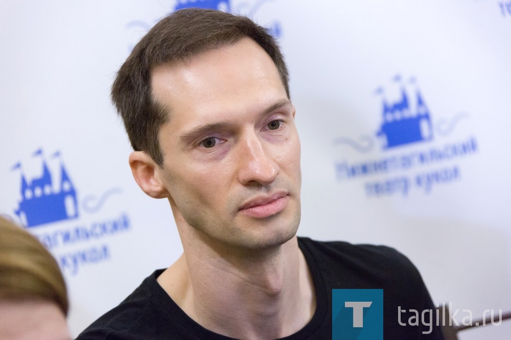Актер Денис Ясик известен зрителям по работе в драматическом театре и кино, но он рассказал тагильчанам, что с удовольствием согласился на предложение работать в детском театре теней. Почему? Потому что здесь очень интересно, у взрослого человека «просыпается его внутренний ребенок». Актер уверен, что скучная жизнь бывает только у скучных людей.