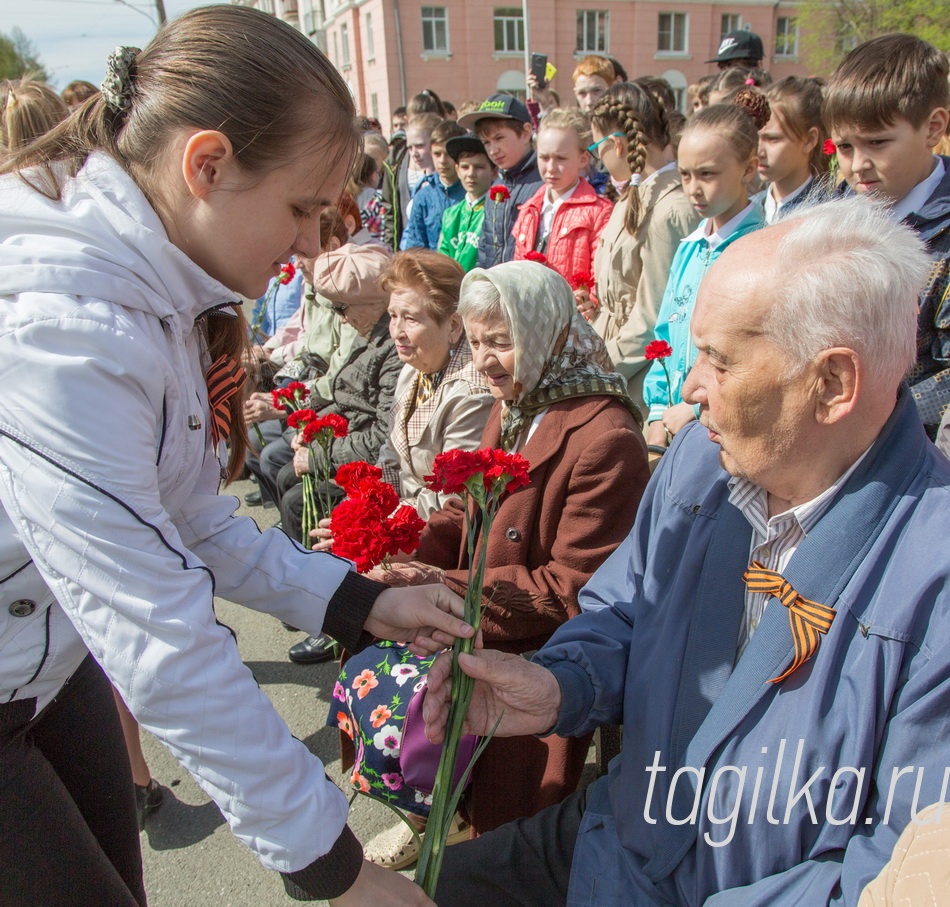 Митинг у памятника тагильчанам -Героям Советского Союза