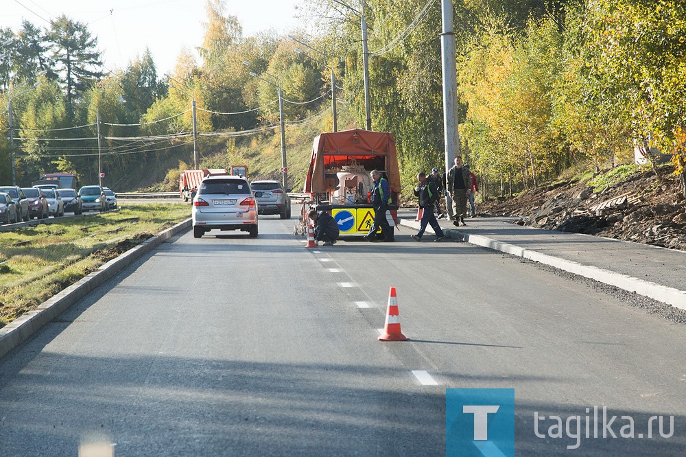 Участок идет от пересечения Уральского и Октябрьского проспектов до улицы Бригадной. Его длина – около 2,7 километров, а – 50 тысяч квадратных метров. Установлено около 7 700 метров бортового камня, переезды, восстановлено ограждение, поставлена тактильная плитка для людей с нарушениями зрения.

- Верхний слой дороги был очень изношен – и колейность, и выбоины, и предписаниям ГИБДД не соответствовала. Были и ДТП, в которых одной из причин было состояние дороги. Улица очень нагруженная, большой поток – делать ее однозначно было нужно, - охарактеризовал первоначальное состояние участка директор «Тагилдорстроя» Игорь Васильев.