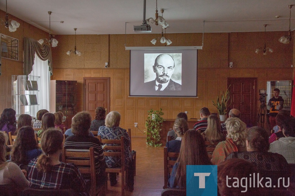 Городской архив. Выставка посвященная 100летию Великой Октябрьской Революции 1917 года