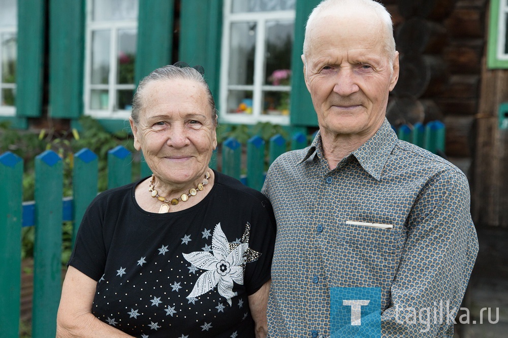 Селивановы

19 августа 60 лет совместной жизни отмечают Геннадий Алексеевич и Светлана Петровна Селивановы. Про секрет их семейного счастья и долголетия мы спрашивать не стали, так как сразу увидели старую черно-белую фотографию, на обороте которой написано: 

«Люби лишь того, кто любит тебя.
Верь лишь тому, в ком не имеешь сомнения.
Надейся лишь только сам на себя.
Вот тебе три справедливых учения».

Бодрые, приветливые, всю жизнь прожившие здесь, они любят свою малую родину. И на вопрос о том, что же больше всего привлекает в Усть-Утке, отвечают: «Все! Природа, река, свой огород, историческое место…» По словам Геннадия Алексеевича, он не только никогда не хотел жить в городе, но и не может там находиться больше двух дней, потому что чувствует себя как птица в клетке. 
