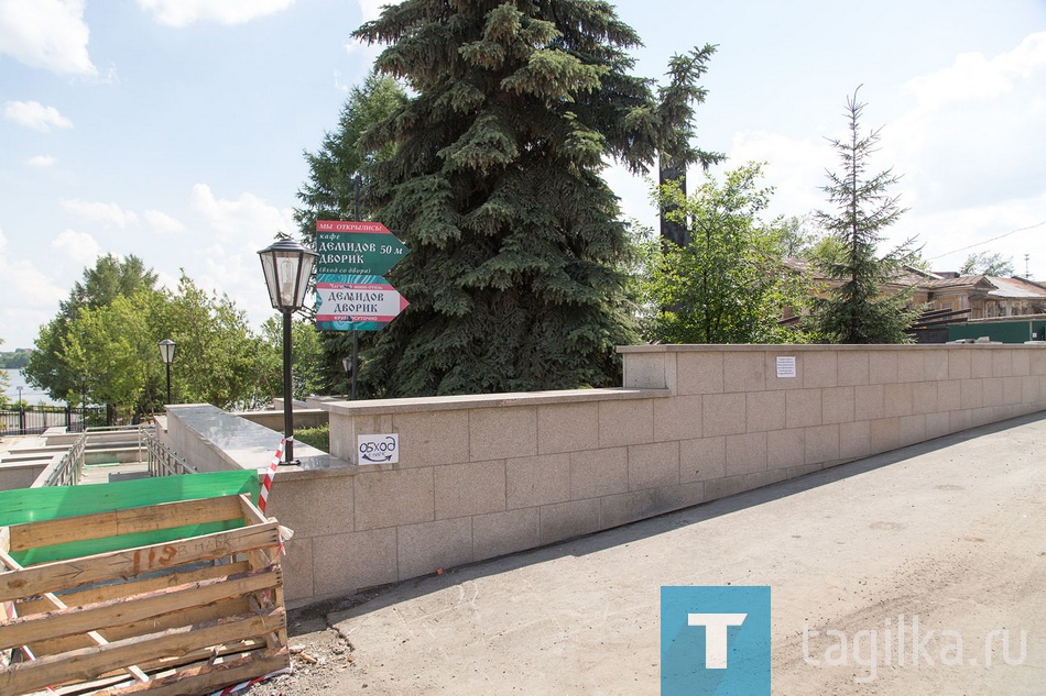 Практически везде уложе-
ны тротуарная плитка и
плитняк, заменены сту-
пени, облицованы подпорные
стены и постаменты экспонатов
исторической экспозиции. Кро-
ме того, обновили все информа-
ционные стенды. Они тоже вы-
полнены из гранита, не выбива-
ются из общего стиля.