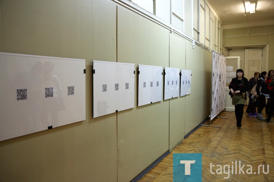 Изюминкой вечера стала выставка «Красота скрытого», экспонаты которой можно было увидеть только с помощью специальной программы на смартфоне или планшетном компьютере. За специальными QR кодами прятались фотографии предметов нижнего белья прошлых веков. Его крайне редко показывают на выставках. 

Людмила ПОГОДИНА.
ФОТО СЕРГЕЯ КАЗАНЦЕВА