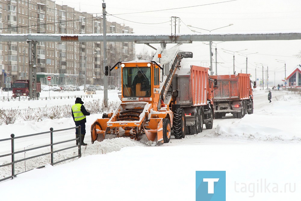 Реагируют оперативно

Группа «Дороги без дураков» пользуется популярностью: тагильчане знают, что, обратившись сюда, получат оперативный ответ и, в большинстве случаев, сумеют решить проблему.

Например, 6 января жители остались недовольны расчисткой улицы Удовенко и написали об этом в группу. Как выяснилось, напротив магазина было скопление автомобилей, которые не позволили качественно сделать работу. Позже техника вернулась и завершила дело. Ситуация типичная: уборке мешают припаркованные на обочинах машины, а виноватыми остаются дорожники. Подъезжать близко опасно, можно случайно поцарапать автотранспорт ковшом.

- Спасибо, что отреагировали на просьбу и производится уборка улицы Удовенко, - написал после этого Анвер Рахимов. - Если бы вы сообщили заранее, мы на 100% убрали бы все авто.

Действительно, если бы график уборки улиц был в открытом доступе, владельцы машин, возможно, создавали бы меньше проблем. Хотя, по словам сотрудников Тагилдорстроя, некоторые бросают машины на обочине даже во время уборки, когда техника работает буквально в нескольких метрах от них.

Не дожидались окончания новогодних каникул и организации, которые обслуживают парки и скверы. Оперативно расчищали дорожки и площадки. Дворники тоже несколько раз выходили на свои объекты.

Мы не утверждаем, что в Нижнем Тагиле все идеально, но результат работы виден. Борьба со снегом продолжается, коммунальные службы работают на пределе возможностей.