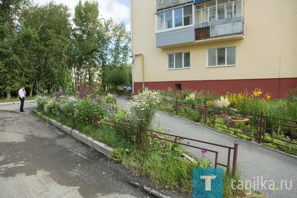 Впервые приняло участие в конкурсе ТСЖ «Самородок»:- собственники дома №3 на улице Азовской сумели сохранить в лучшем виде детскую площадку, построенную еще в 2011 году по губернаторской программе «1000 дворов», а ведь ее посещают жители всего квартала. А еще товарищество отремонтировало дом, благоустроило всю придомовую территорию, а самые трудолюбивые женщины вырастили у дома удивительно красивый сад. Не случайно в этом году «Самородок» удостоен звания «Лучшего ТСЖ» при подведении городского смотра-конкурса.

Ирина Петрова
Фото Сергея Казанцева