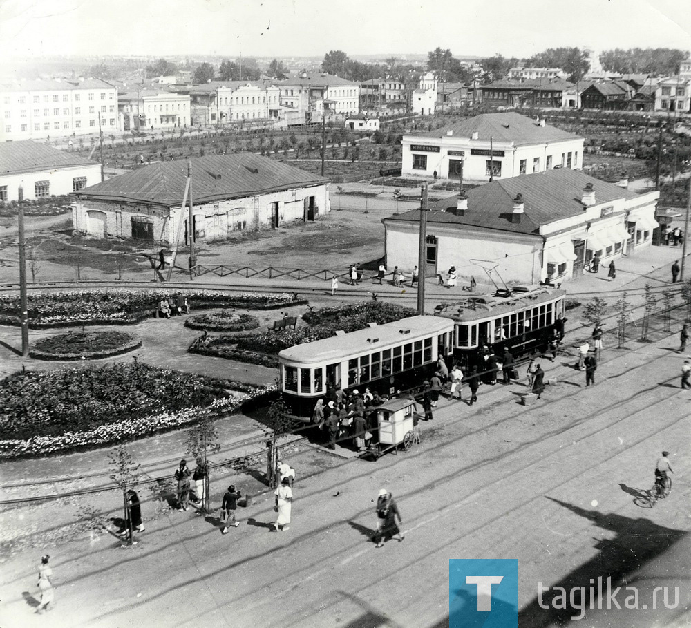 Краткая историческая справка


К 1935 году Нижний Тагил представлял собой город с далеко
находящимися друг от друга районами. Возникла острая необ-
ходимость в транспортной пассажирской системе. Было решено
создать в городе трамвайное хозяйство: пути, депо и подстанцию.
Трамвайная система Нижнего Тагила зародилась в 1937 году. От-
крытие производилось в два этапа: в 1937 году была запущена
линия городского трамвая, а в 1940-м вагоностроительный за-
вод построил собственную трамвайную линию для перевозки ра-
бочих. Позже системы соединились в одну связанную сеть, но до
1 сентября 2008 года трамвай обслуживался двумя ведомствами:
городским и УВЗ. Ныне систему эксплуатирует нижнетагильское
муниципальное унитарное предприятие «Тагильский трамвай».
В городе есть два трамвайных депо: «Новая Кушва» и «Вагонка»
(бывшее трамвайное управление Уралвагонзавода).