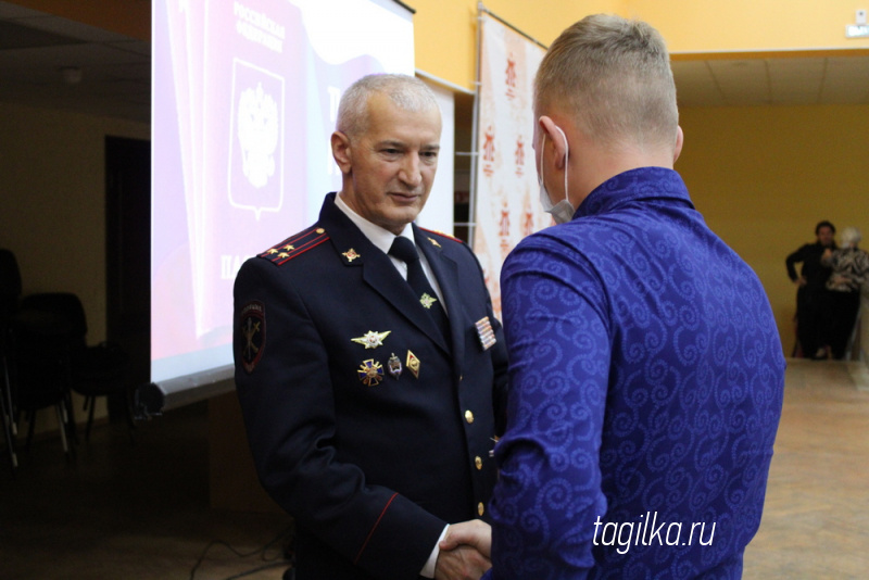 Полицейские торжественно вручили первые паспорта юным жителям Нижнего Тагила