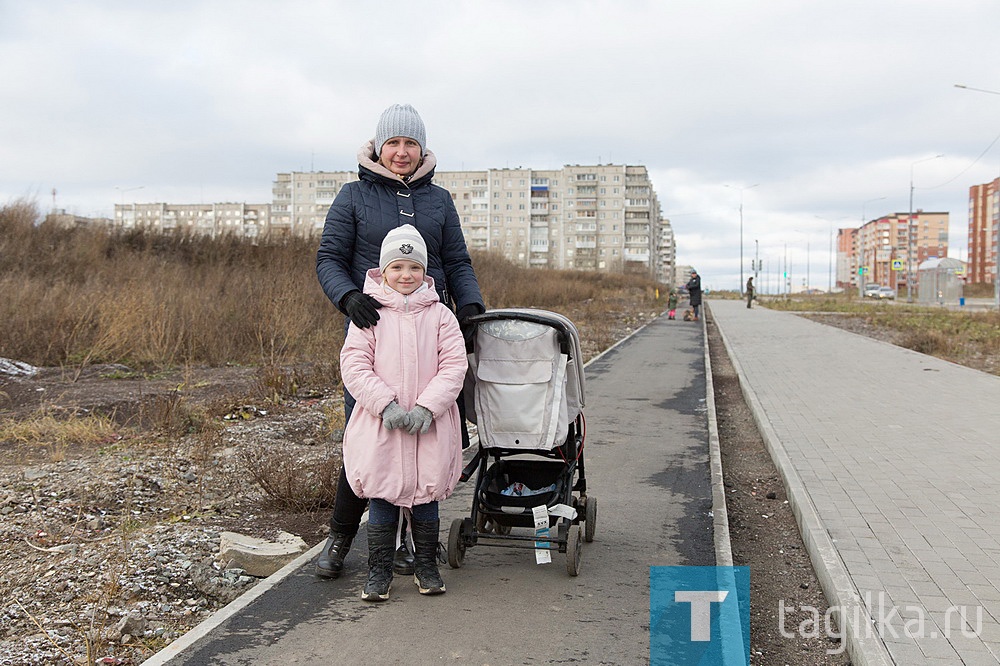 Светлана и ее внучатая племянница часто гостят у тагильской родни.

Светлана Михайловна оказалась жительницей Ка-
захстана – приехала в гости к сестре, гуляла вместе с
родственницей и ее малышом и внучатой племянницей
Варей.
Варя часто живет с родителями, которые работают в
Африке. Девочка родом из Ульяновска, очень светлая –
экваториальное солнце противопоказано. Сказала, что
ей больше нравится жить у бабушек - в Белоруссии, на
Урале, ведь можно вволю гулять на улице!
- Часто приезжаю в Тагил, и, в основном, мы на даче
отдыхаем. Но теперь и в городе есть где время про-
вести, стало комфортнее, – заметила Светлана Ми-
хайловна. – Здесь, на ГГМ, в 90-е было просто ужас-
но, а сейчас дорожки пешеходные появились даже на
окраине. Удобно прогуляться с коляской, но к пруду и
к лесу с ней уже не пройдешь через ямы и грязь. Ве-
роятно, пустыря с диким бурьяном вокруг школы ско-
ро не будет. Наверняка посадят деревья, спортивные
комплексы для ребят появятся. Например, у нас в Ка-
раганде пустырей почти не осталось, вдоль дорог все
благоустроено - газоны, скверы, аллеи. Надеемся, и
это место облагородят.