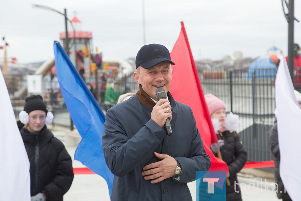 «Поздравляю вас с открытием замечательной площадки. Спасибо Владиславу Юрьевичу Пинаеву, он проявил инициативу. Губернатор Евгений Владимирович Куйвашев ее одобрил. В результате у тагильчан появилось прекрасное место для отдыха, проведения досуга, занятий спортом. Любите то, что для вас сделано, сохраняйте, используйте по назначению. Спасибо всем, кто создавал этот прекрасный объект», - сказал Олег Чемезов.