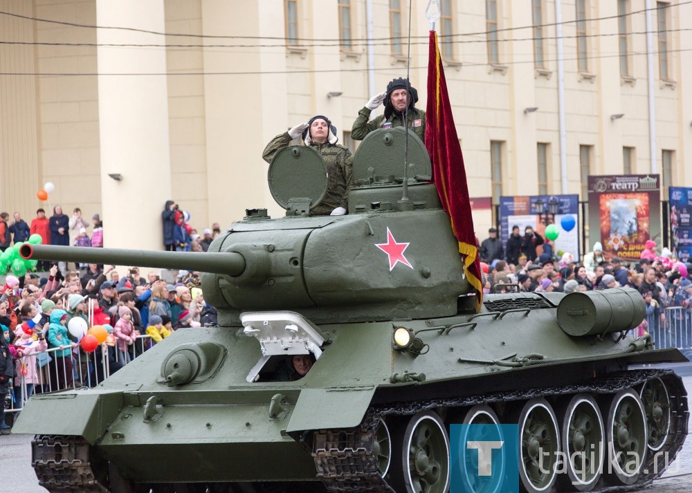 На Т-34 было водружено знамя Государственного комитета
обороны. Им во время Великой Отечественной войны 38 раз на-
граждали Уралвагонзавод, а в мирное время знамя оставили
на вечное хранение на предприятии за высокий вклад заводчан
в Победу над врагом.
С ревом к трибуне подъехала боевая техника, выпускаемая
УВЗ. Эти машины стоят на вооружении в Российской армии. 