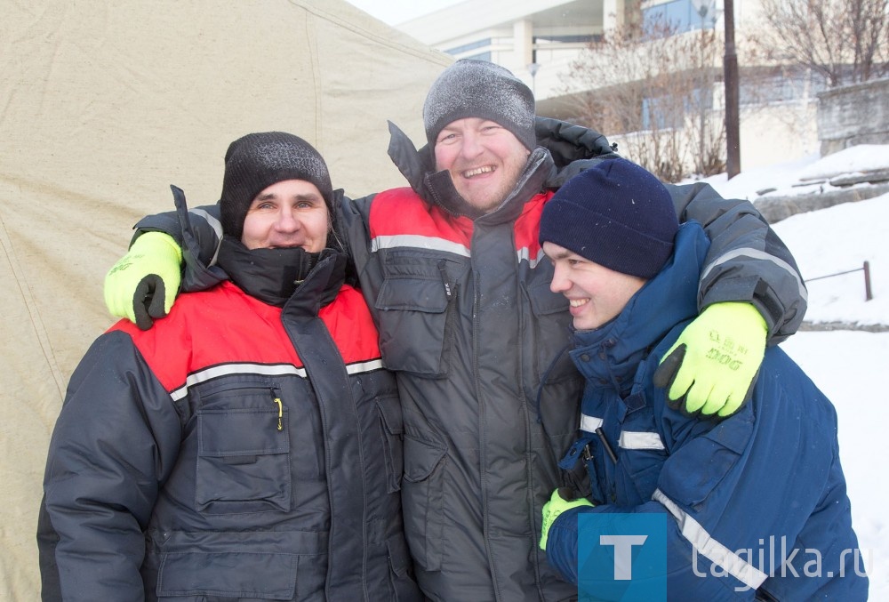 Крещение в России традиционно отметили купаниями в прорубях. ﻿