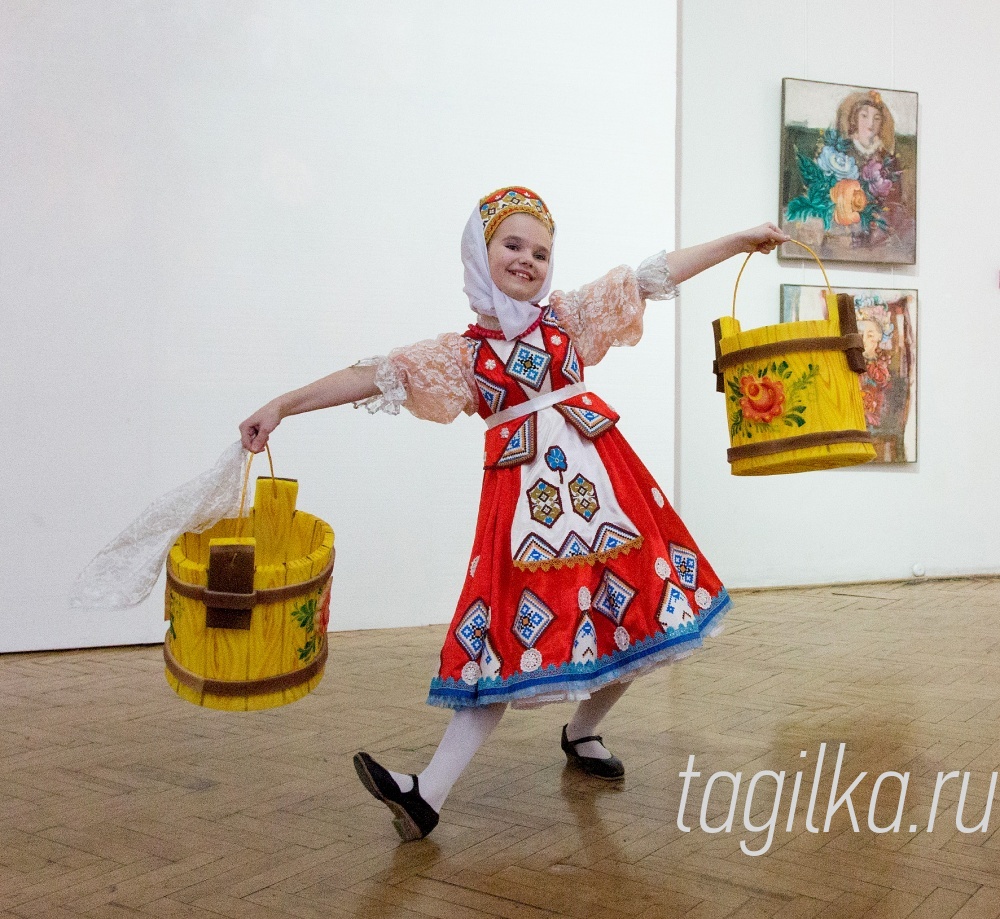Выставка. Рефлексия подносов.