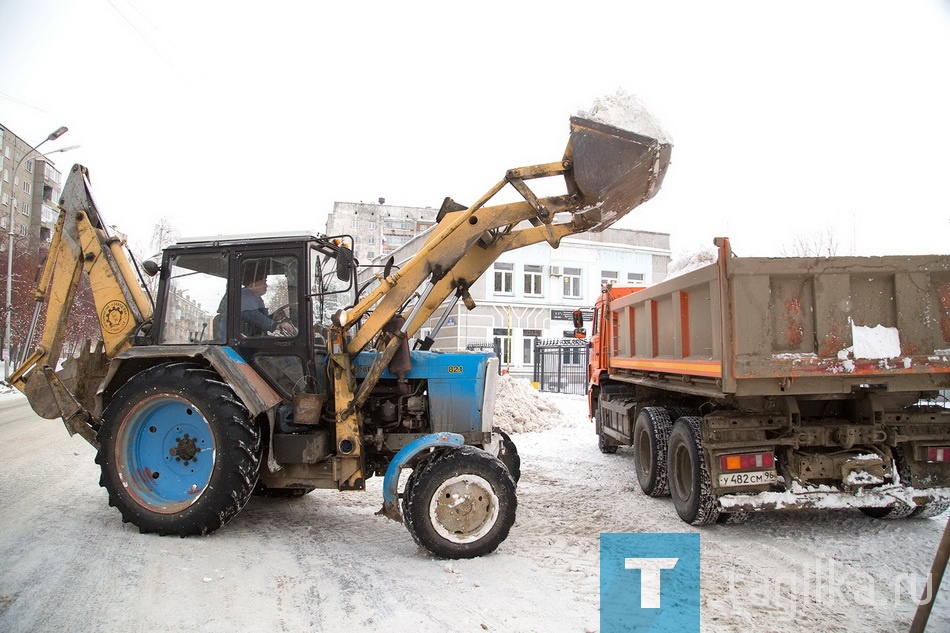 Сотрудники ГАЗЭКСа расчищают парковку около офиса.
