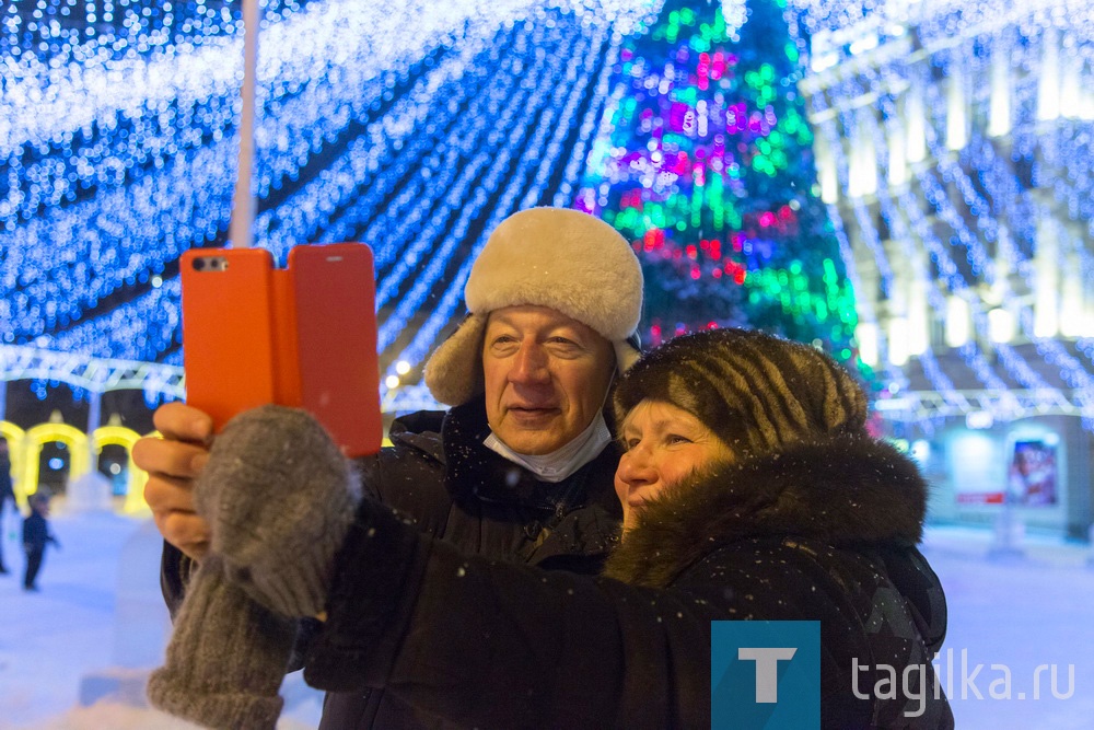 Супруги Сизовы «Сказку о царе Салтане» не так давно перечитывали для трех своих внуков. И уже приготовили для ребятишек подарки, но какие – пока секрет. Обычно они встречают праздник большой кампанией.

- Мы приходим встречать новый год здесь с президентом. В полночь 31 декабря, - рассказали супруги о своей традиции. – К нам приезжают друзья, мы собираемся, к 12 часам идем сюда, гуляем, смотрим. Как только экран поставили в центре города, начали так делать.
