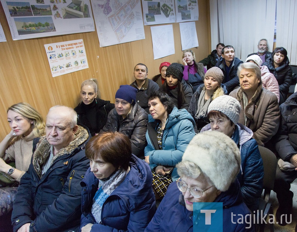 Проектом предусмотрена полная замена наружного освещения, строительство системы водоотведения и элементов доступной среды для маломобильных групп населения, высадка деревьев и кустарников, установка игровых и спортивных зон, урн и скамеек. Во дворе заасфальтируют 3,3 тыс кв.м. тротуаров, отремонтируют и расширят проезды, а организация десяти парковок позволит разместить транспорт жителей без ущерба для детских площадок и газонов.