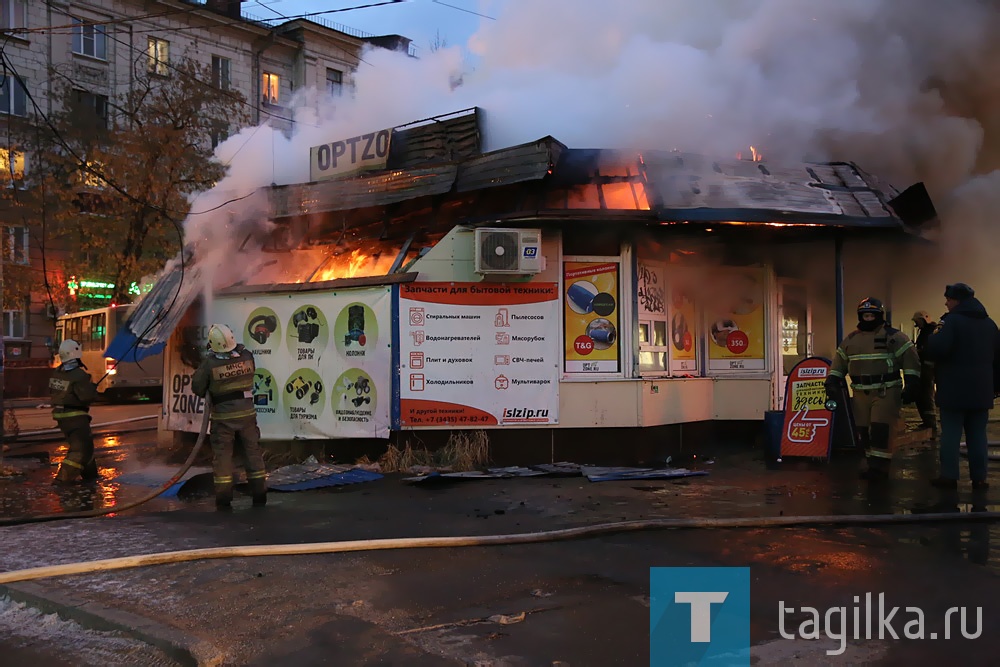 Пятница, 13-е. В Нижнем Тагиле около вокзала горит павильон