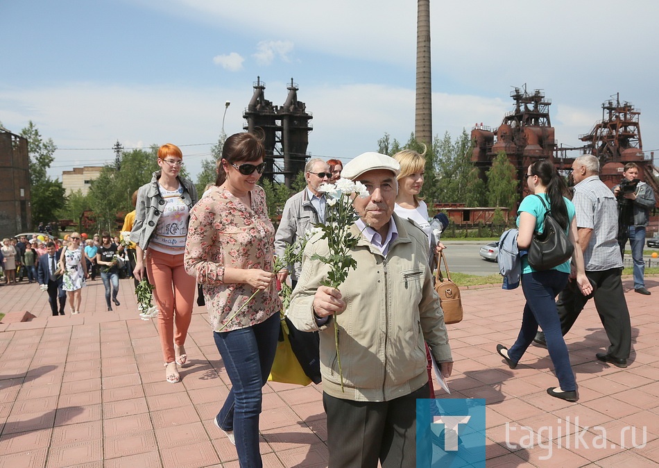 Тагильчане возложили цветы к мемориалу металлургов