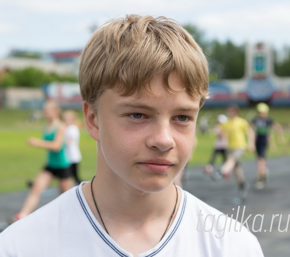 13-летний Василий Скрипников, воспитанник тренера Елены Протасовой, стал победителем в беге на 800 метров и серебряным призером на дистанции в два раза короче. Легкой атлетикой он занимается меньше года, с сентября. А разглядел в подростке задатки хорошего бегуна учитель физкультуры 45-й школы. В Каменске-Уральском Вася установил очередной личный рекорд на 800-метровке.