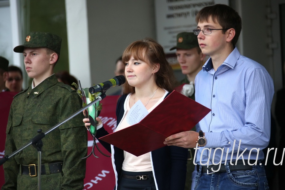 День знаний. УГТУ - УПИ

 Выпускники передали первокурсникам символический «огонь знаний» и состоялось торжественное поднятие знамени нового учебного года 2015-16.