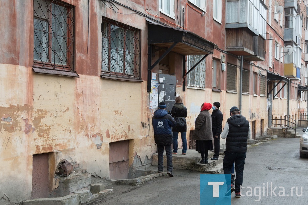 В доме № 9 на Ленинградском проспекте жалоба не подтвердилась. УК «ПРОдвижение» проинформировала специальными объявлениями жильцов о дополнительной обработке поручней, кнопок домофонов и мест общего пользования спецсредствами. В подъездах имеются графики проведения сухой и влажной уборки. На момент проверки в них было достаточно чисто. 

Пресс-служба Администрации города
Фото Сергея Казанцева