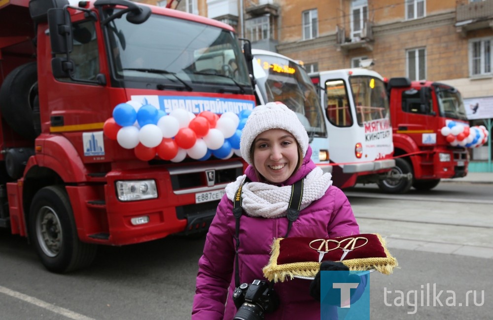 Сегодня на перекрестке улиц Космонавтов и Фрунзе прошла торжественная церемония с участием главы города Владислава Пинаева и министра транспорта и дорожного хозяйства Свердловской области Василия Старкова.

Они перерезали красную ленточку и дали старт автомобильному и трамвайному движению.