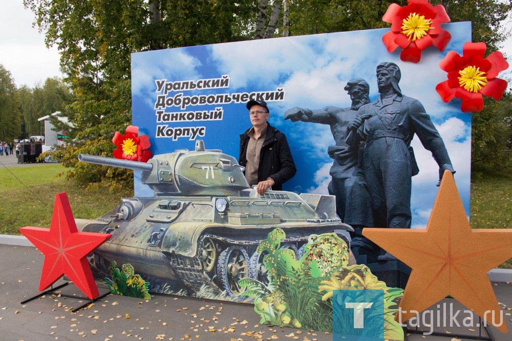 В Нижнем Тагиле основные торжества прошли на полигоне "Старатель". Программу открыла трансляция фильма "На войне как на войне". Черно-белую картину 1968 года выпуска показывают на большом экране. Фильм по одноименной повести Виктора Курочкина рассказывает о боевых буднях экипажа самоходки в период освобождения Правобережной Украины.